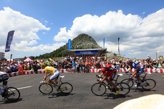2010-passage-des-coureurs-au-Gerbier-de-Jonc-©-Claude-Fougeirol.jpg