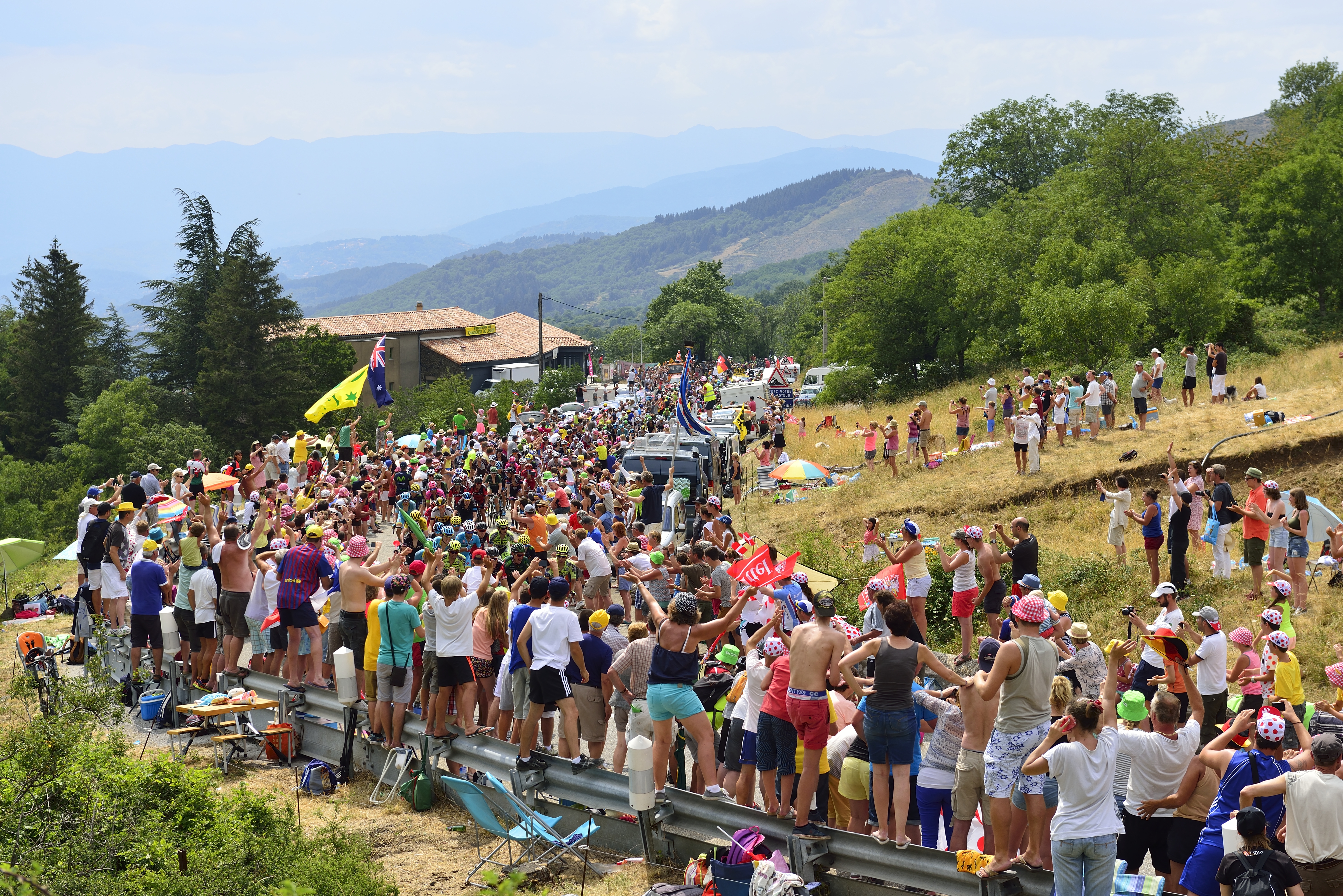 2015-La-foule-massée-au-col-de-lEscrinet.jpg
